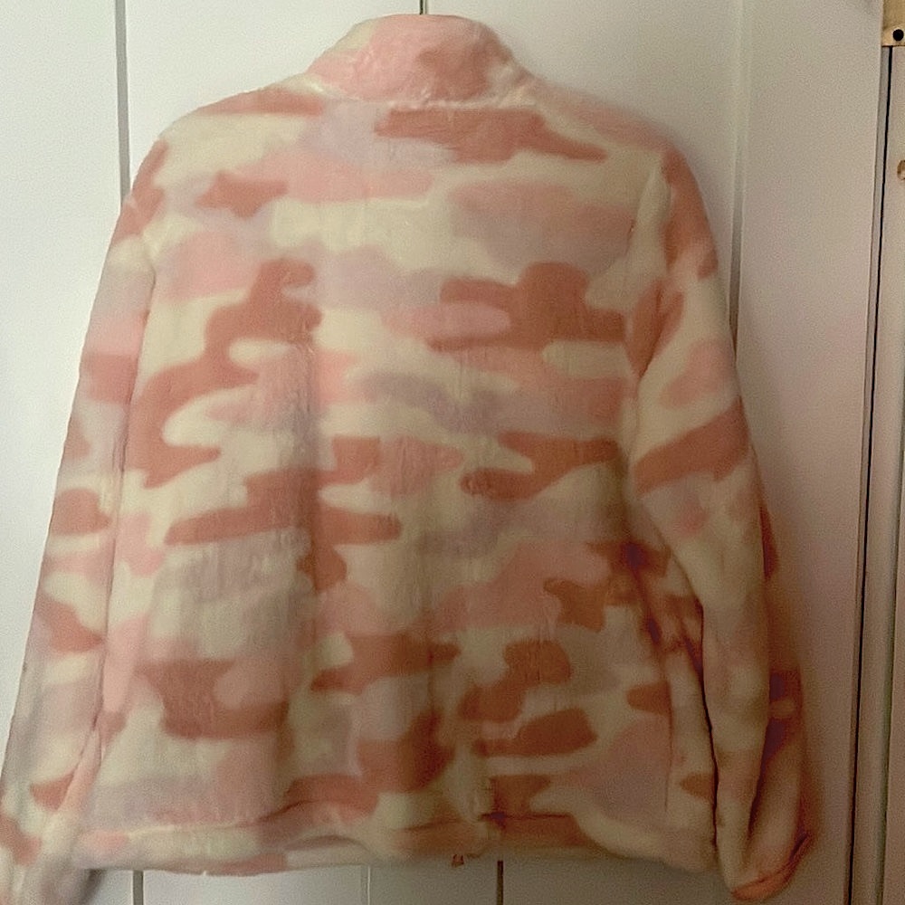 Cozy , faux Sherpa light weight coat made by Isaac Mizrahi for QVC - Picture 4 of 4